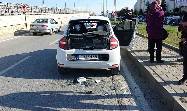 Alman uyruklu sürücünün aracına arkadan çarpıp kaçtı, olay yerinde telefonunu düşürdü