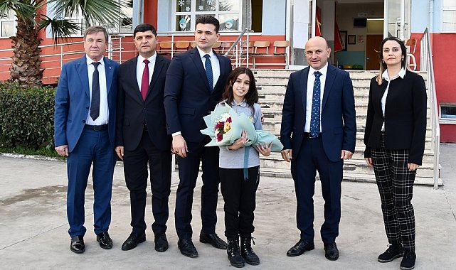 Altınova&#039;da öğrencilerin karne sevinci