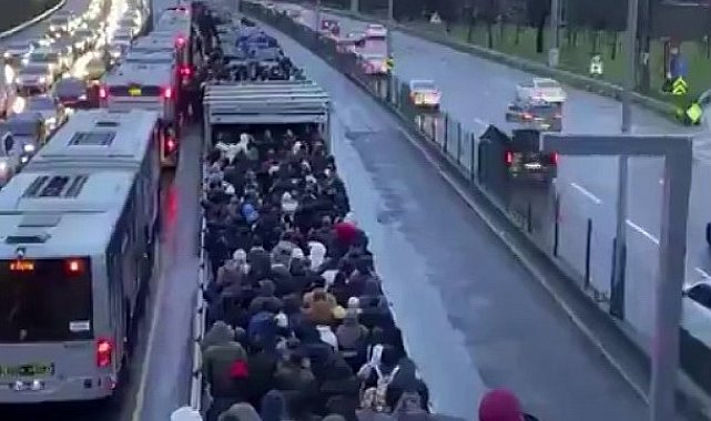 Altunizade metrobüs durağında insan seli