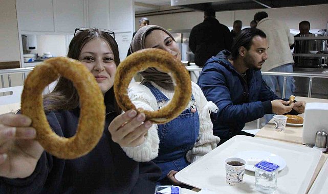 Amasya Üniversitesi'nden sınavlara çalışan öğrencilere çay-simit