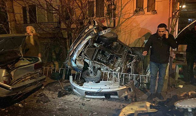 Amasya'da kontrolden çıkan otomobil yol kenarındaki otomobillere çarptı: 3 yaralı