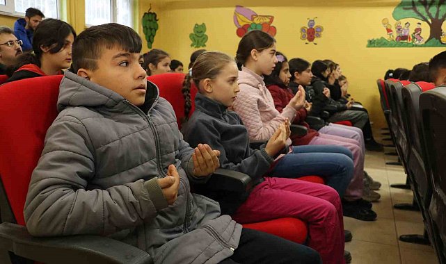Amasya'da köy okulunda eller şehitler için semaya kalktı