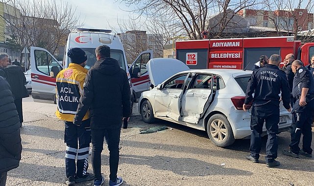 Ambulans ile otomobil çarpıştı: 2 yaralı