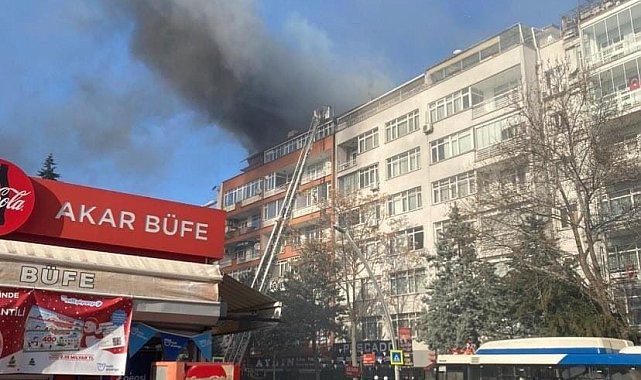 Ankara'da çatı yangını kontrol altına alınamıyor