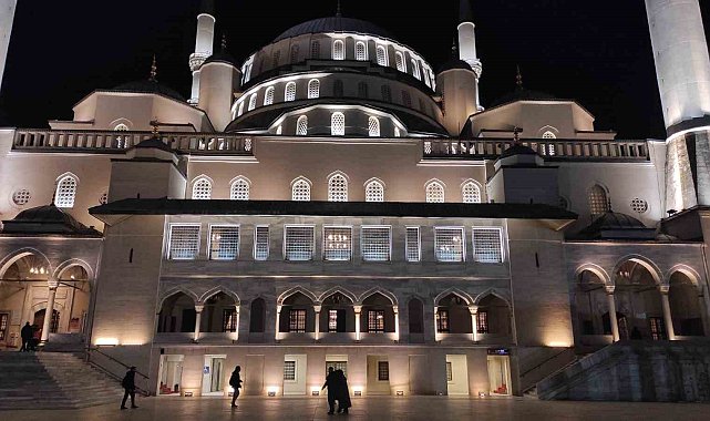 Ankara'da Regaip Kandili'nde vatandaşlar camilere akın etti