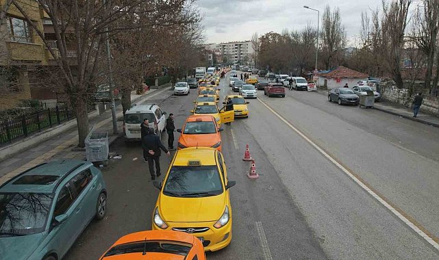 Ankara'da taksiciler taksimetre ücretlerini güncellemek için uzun sıralar oluşturdu