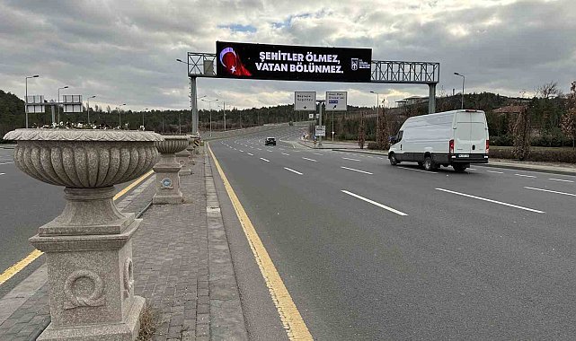 Ankara'daki ekranlara "Şehitler Ölmez Vatan Bölünmez" yazıları yansıtıldı