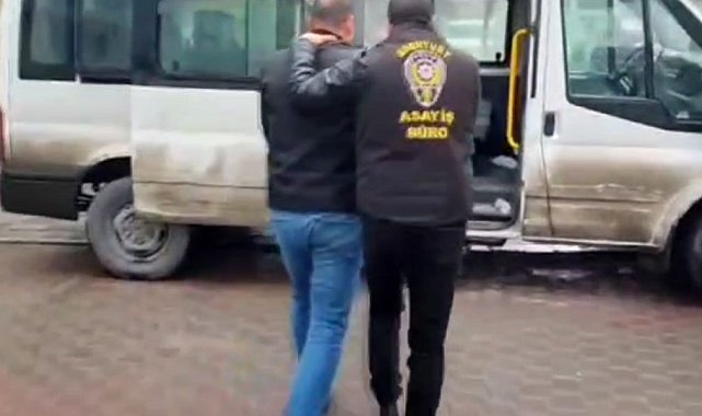 Anne ve çocuğunu yerde yuvarlayan minibüs şoförü yakalandı