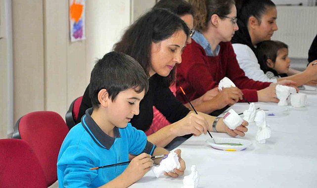 Anne ve çocukları aynı sanat atölyede bir araya geldi