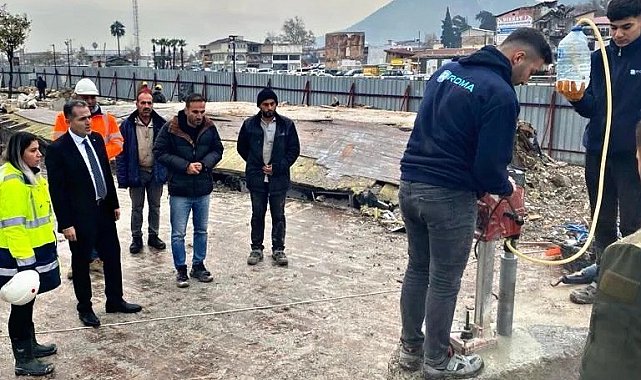 Antakya Kaymakamı Akdaş, depremde yıkılan tarihi meclis binasında yürütülen çalışmaları yerinde inceledi