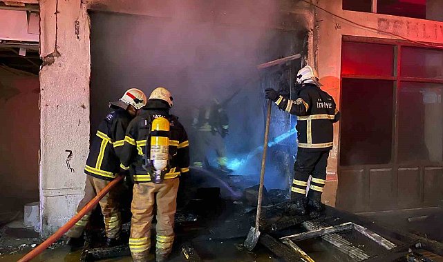 Antakya'da alev alev yanan iş yeri kullanılmaz hale geldi