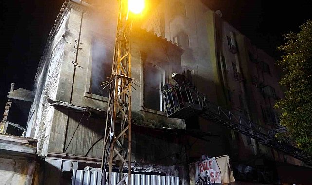 Antalya'da 250 yıllık tarihi konak alev alev yandı
