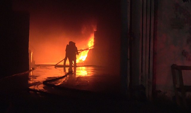 Antalya'da plastik kasa üretimi yapılan fabrikadaki yangın söndürüldü