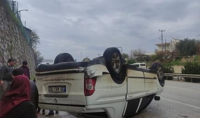 Antalya'da yağışlı hava kazayı beraberinde getirdi, kamyonet devrildi