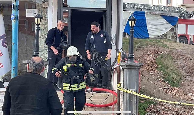 Apartmanda çıkan yangında 2 kişi mahsur kaldı