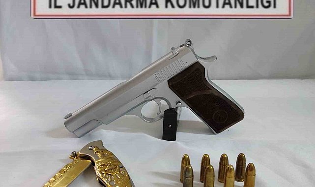 Araçta yapılan aramada bıçak ve tabanca ele geçirildi