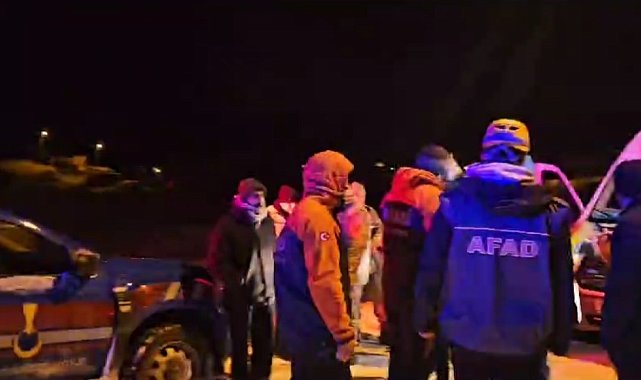 Ardahan'da minibüs şarampole devrildi: 15 yaralı