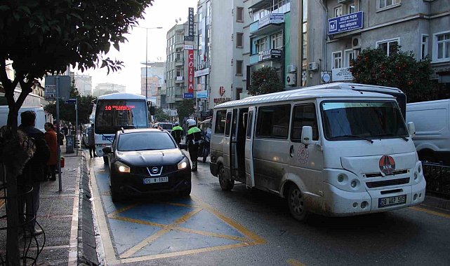 Arıza yapan minibüsü yol ortasında bırakıp mahkemeye yetişti