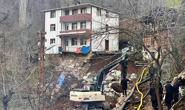 Artvin'de heyelandan dolayı 3 katlı bina tahliye edildi