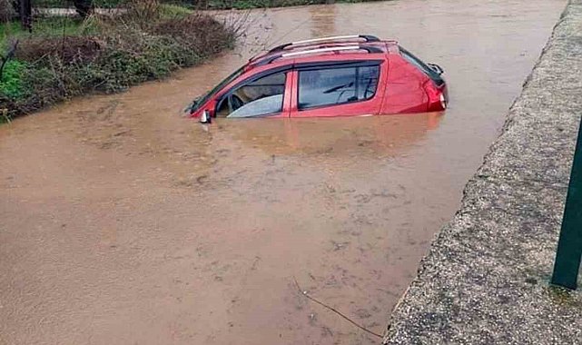 Aşırı yağış sonrası ovayı su bastı, araç su altında kaldı