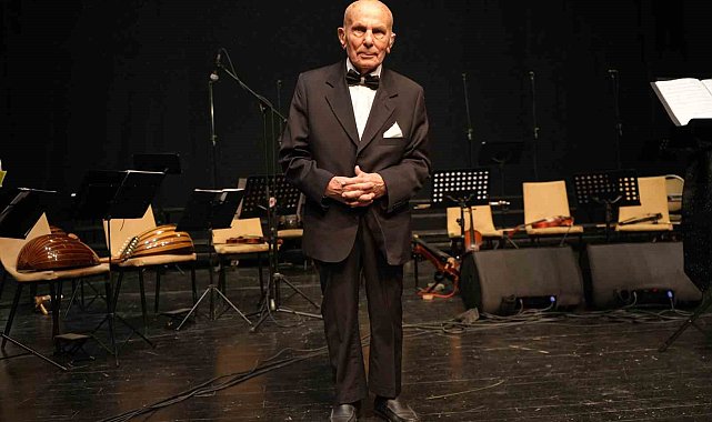 Asırlık çınar sahnede: 100 yaşındaki koristten solo şov