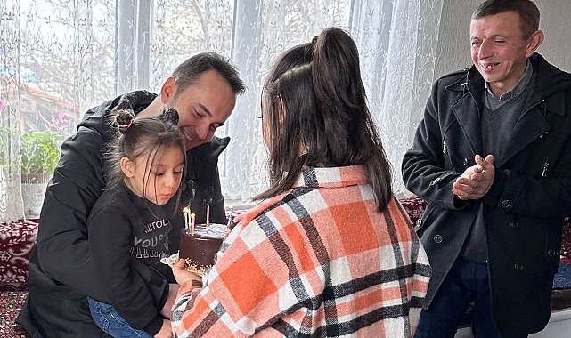 Aslanapa'da minik Buğlem'in doğum gününü Kaymakam Demirci kutladı