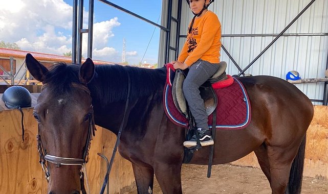 Ata Senfoni projesiyle minik öğrenciler atlarla tanıştı