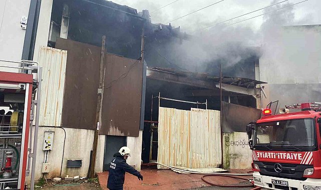 Ataşehir'de 3 işyeri alev alev yandı
