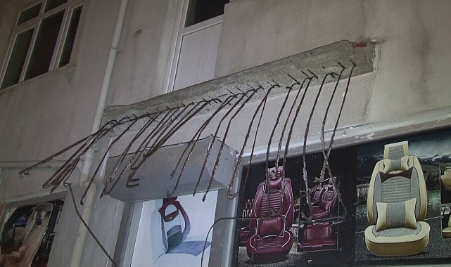 Ataşehir'de binanın balkonu çöktü