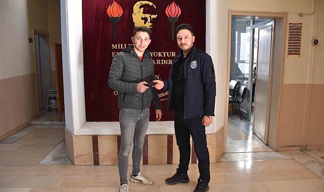 ATM'de unutulan para ve düşürülen cüzdan sahiplerine teslim edildi