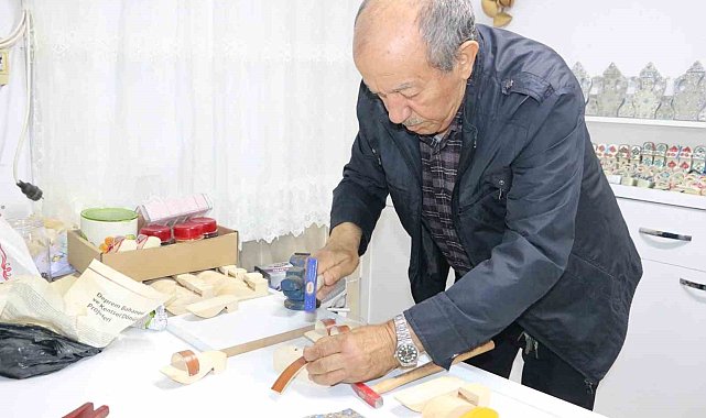 Atölyesinde yaptığı ahşap ürünleri satıp köyünün ihtiyaçlarını karşılıyor