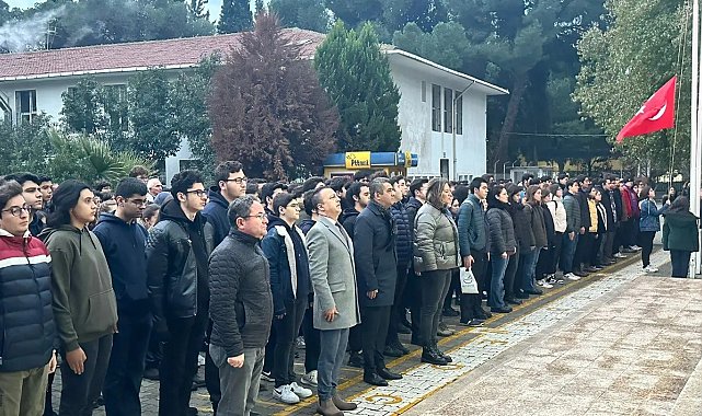 Aydın'da öğretmen ve öğrenciler şehitler için saygı duruşunda bulundu