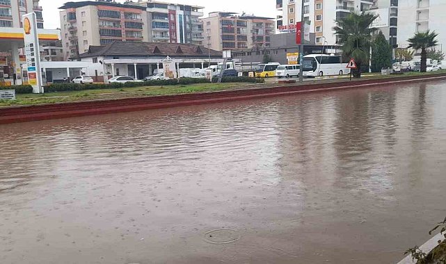 Aydın'da sağanak yağış yol kapattı