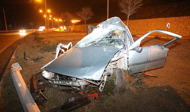 Aydınlatma direğine çarpan otomobil hurdaya döndü: 1 ağır yaralı