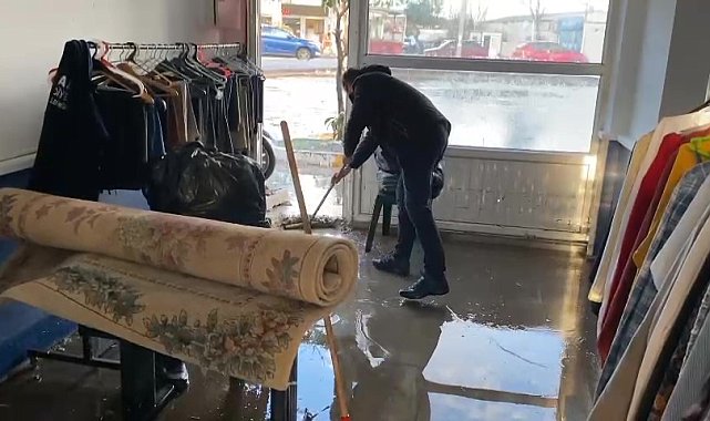 Ayvalık'ta dere taşkınında yardıma giden itfaiye aracı sulara kapıldı