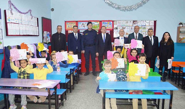 Ayvalık&#039;ta öğrencilerin karne heyecanı