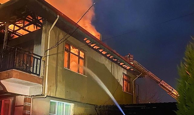 Bacadan çıkan yangın evi kullanılamaz hale getirdi