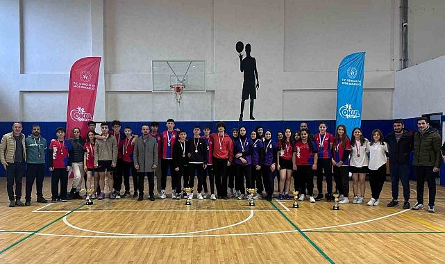 Badminton gençler müsabakaları sona erdi