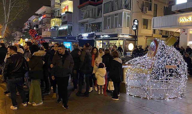 Bağdat Caddesi'nde vatandaşlar yeni yıla coşkuyla girdi