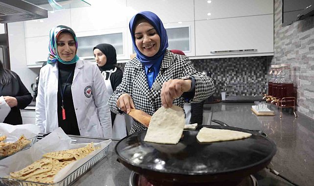 Bakan Göktaş açılışını yaptığı aşevinde yemek kazanlarının başına geçip döner kesti