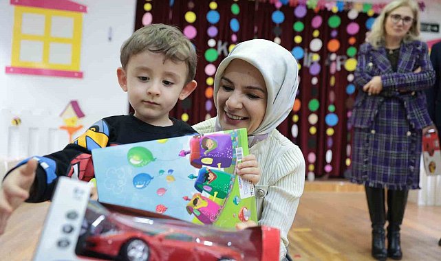 Bakan Göktaş minik öğrencilerin ilk karne heyecanlarına ortak oldu