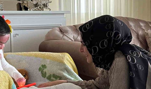 Bakan Göktaş'tan 'kelebek hastası' Ayaz'a sürpriz ziyaret