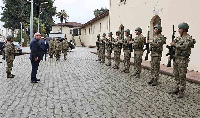 Bakan Güler, 2'nci Hudut Alay Komutanlığı'nda incelemelerde bulundu