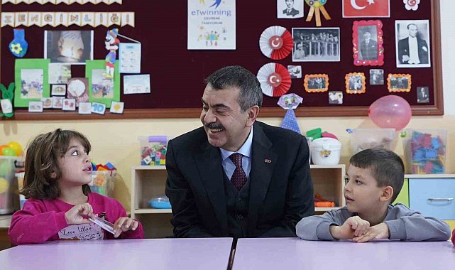 Bakan Tekin öğrencilerle buluştu, öğretmenlerin önerilerini dinledi