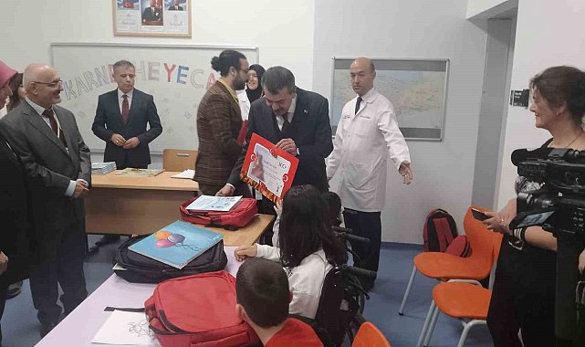 Bakan Tekin ve eşi, hastanedeki çocukların karne sevincine ortak oldu