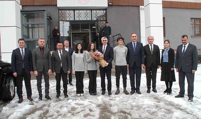 Bakan Yardımcısı Yılmaz projeleri uzayda test edilecek Muşlu öğrencilerle bir araya geldi