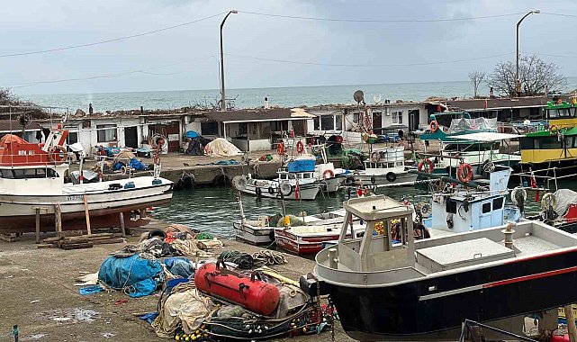 Balıkçı tekneleri deniz suyunun soğumasını bekliyor