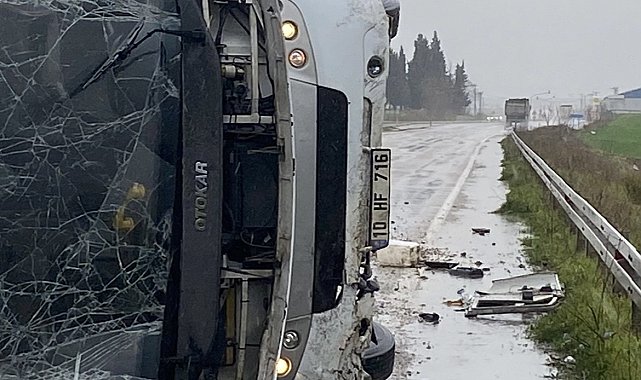 Balıkesir'de servis minibüsü devrildi