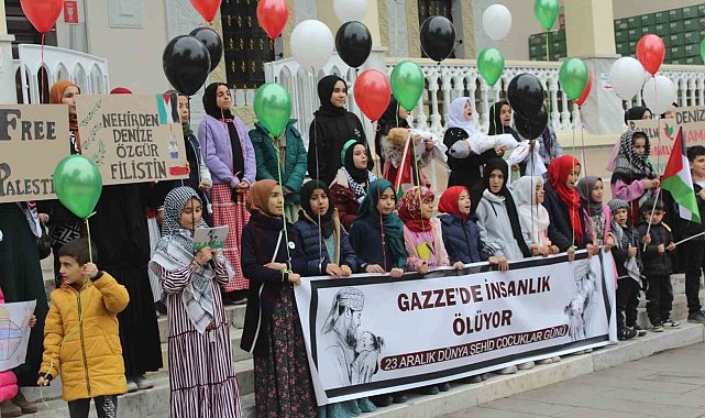 Balonlar Filistinli çocuklar için semaya bırakıldı