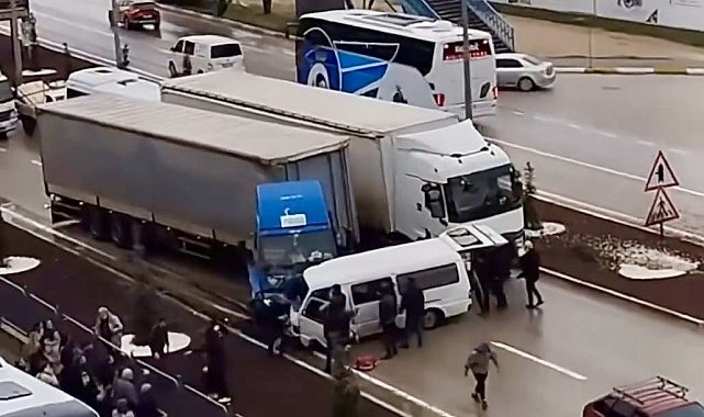Bandırma'da karşı şeride savrulan minibüs tırla çarpıştı: 1 ölü, 2 yaralı